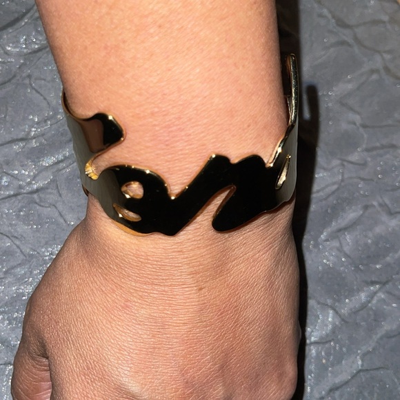 ❤️SOLD❤️Preloved Fendi name bangle bracelet gold color great condition. - Picture 5 of 11